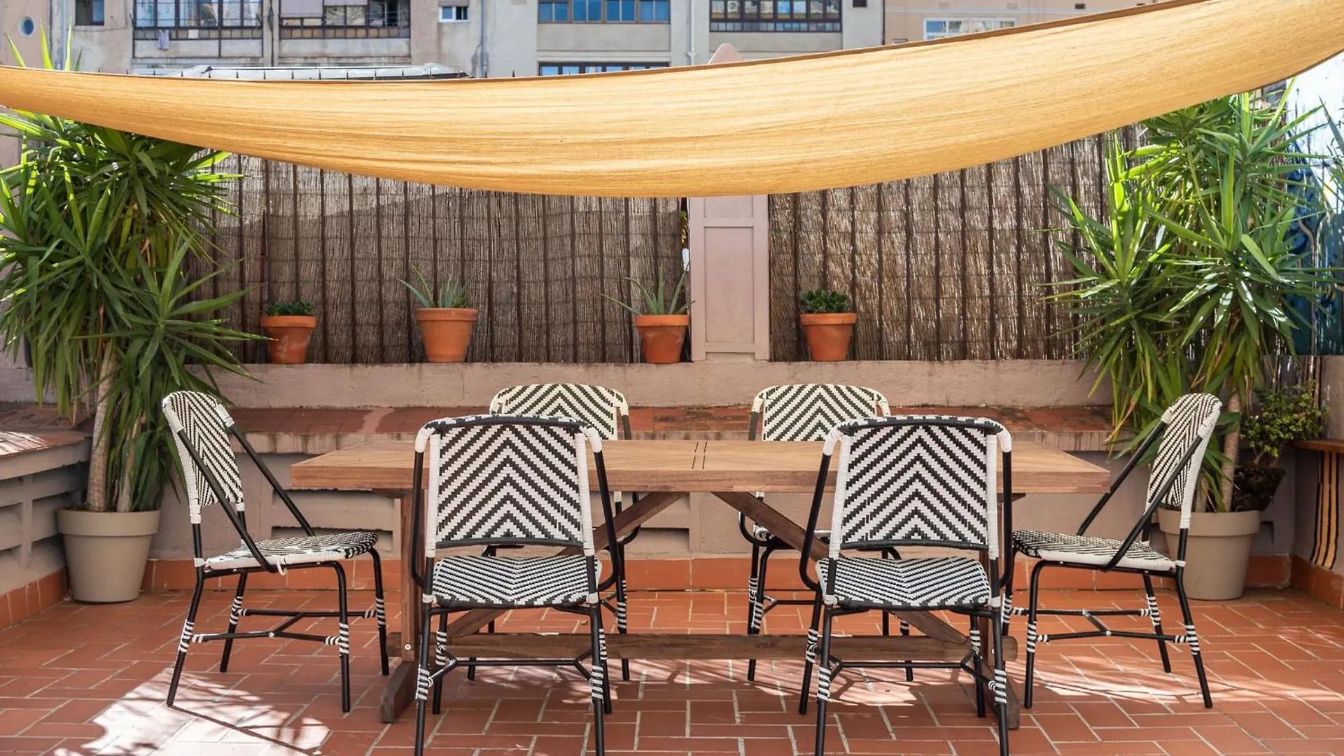 Sunny Central Apartment With A 100M2 City Oasis Βαρκελώνη