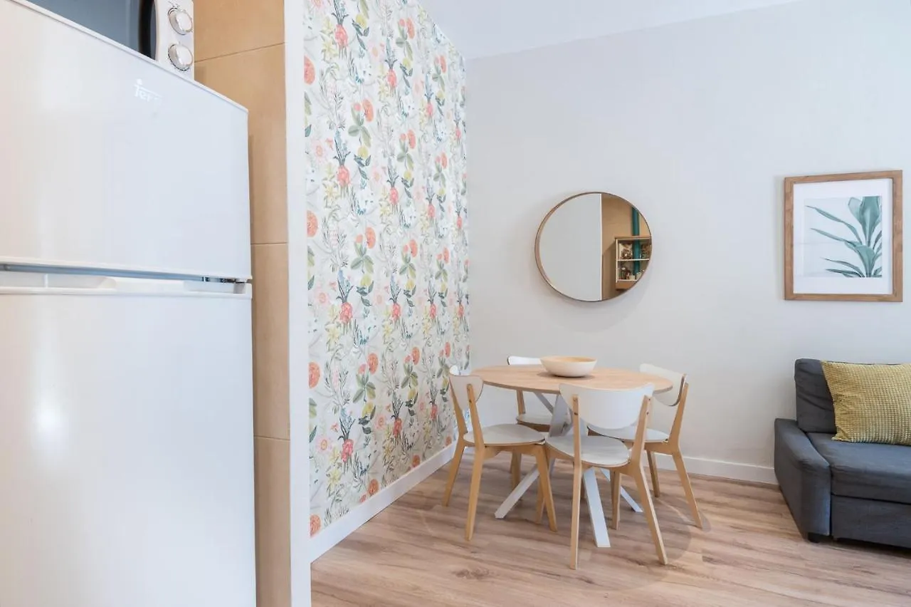 Sunny Central Apartment With A 100M2 City Oasis バルセロナ