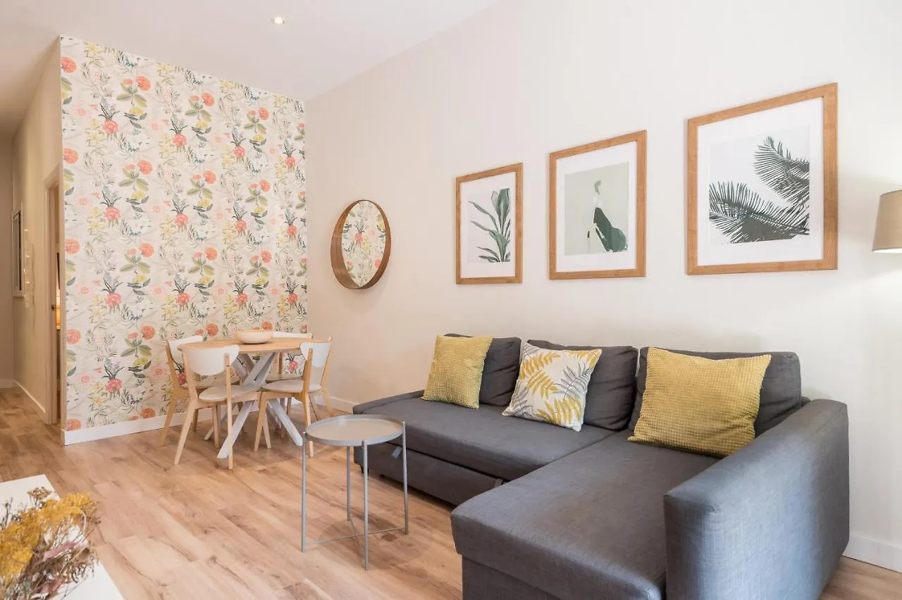 Sunny Central Apartment With A 100M2 City Oasis バルセロナ