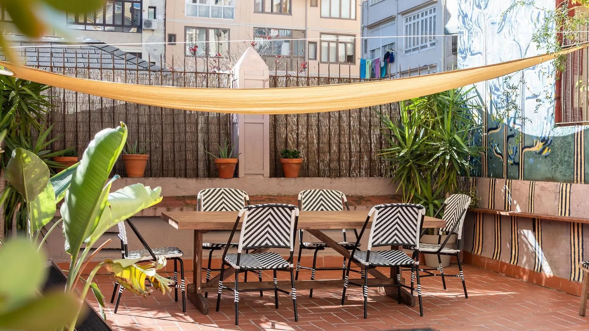 Sunny Central Apartment With A 100M2 City Oasis バルセロナ
