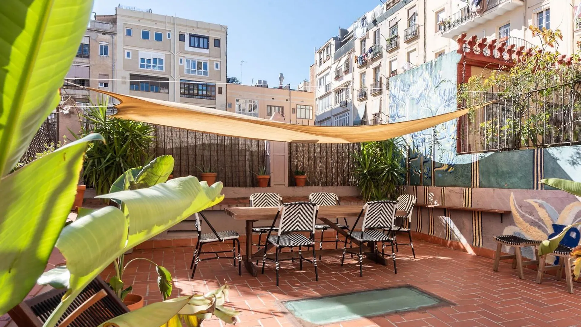 Sunny Central Apartment With A 100M2 City Oasis バルセロナ スペイン