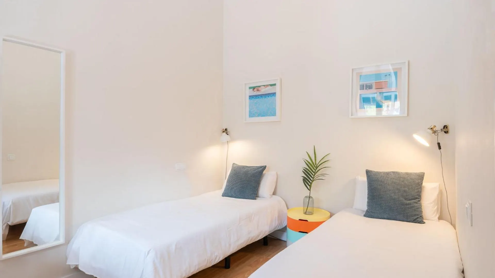 Sunny Central Apartment With A 100M2 City Oasis バルセロナ