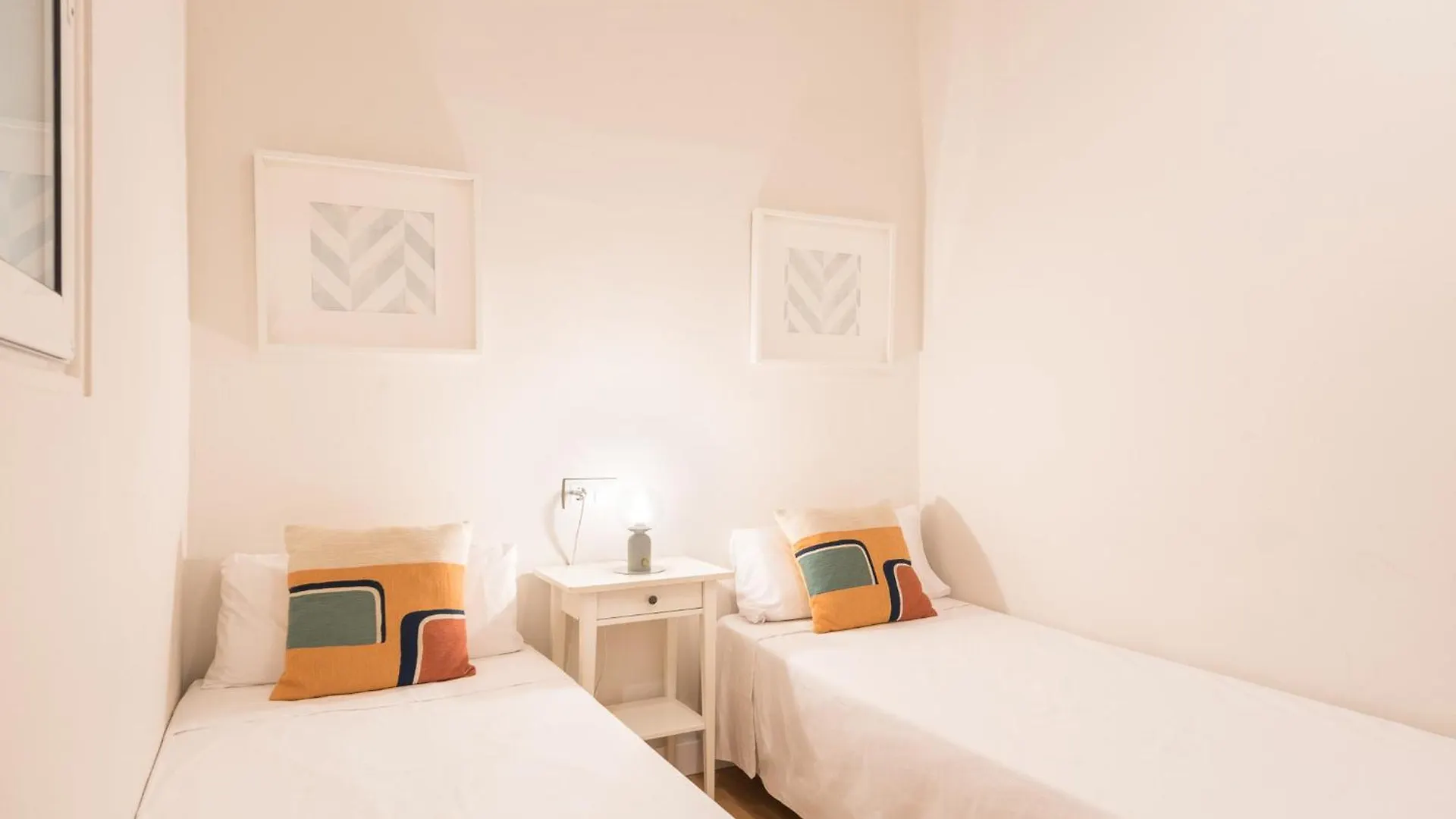 Sunny Central Apartment With A 100M2 City Oasis バルセロナ 0*,  スペイン