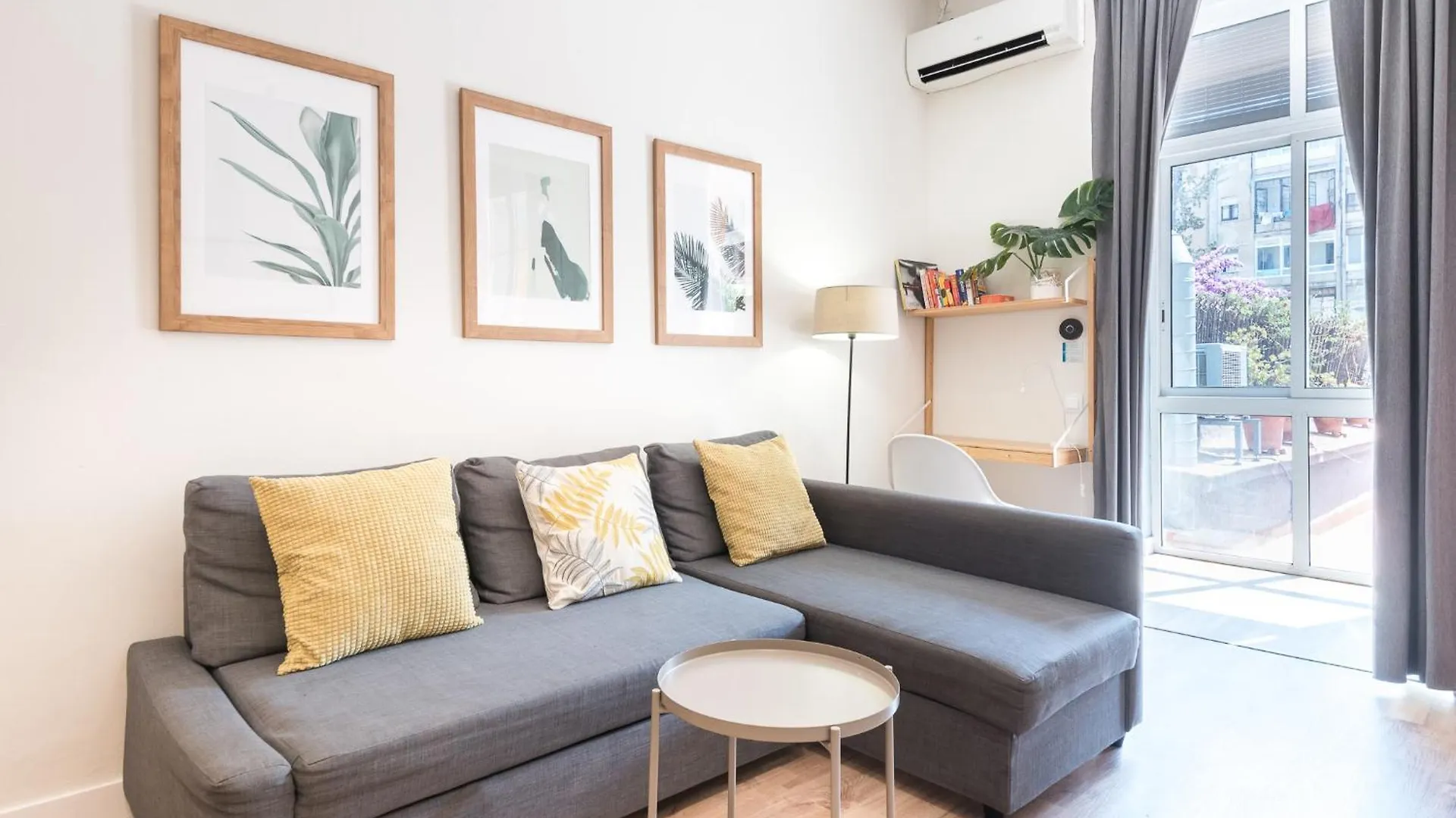 Sunny Central Apartment With A 100M2 City Oasis バルセロナ