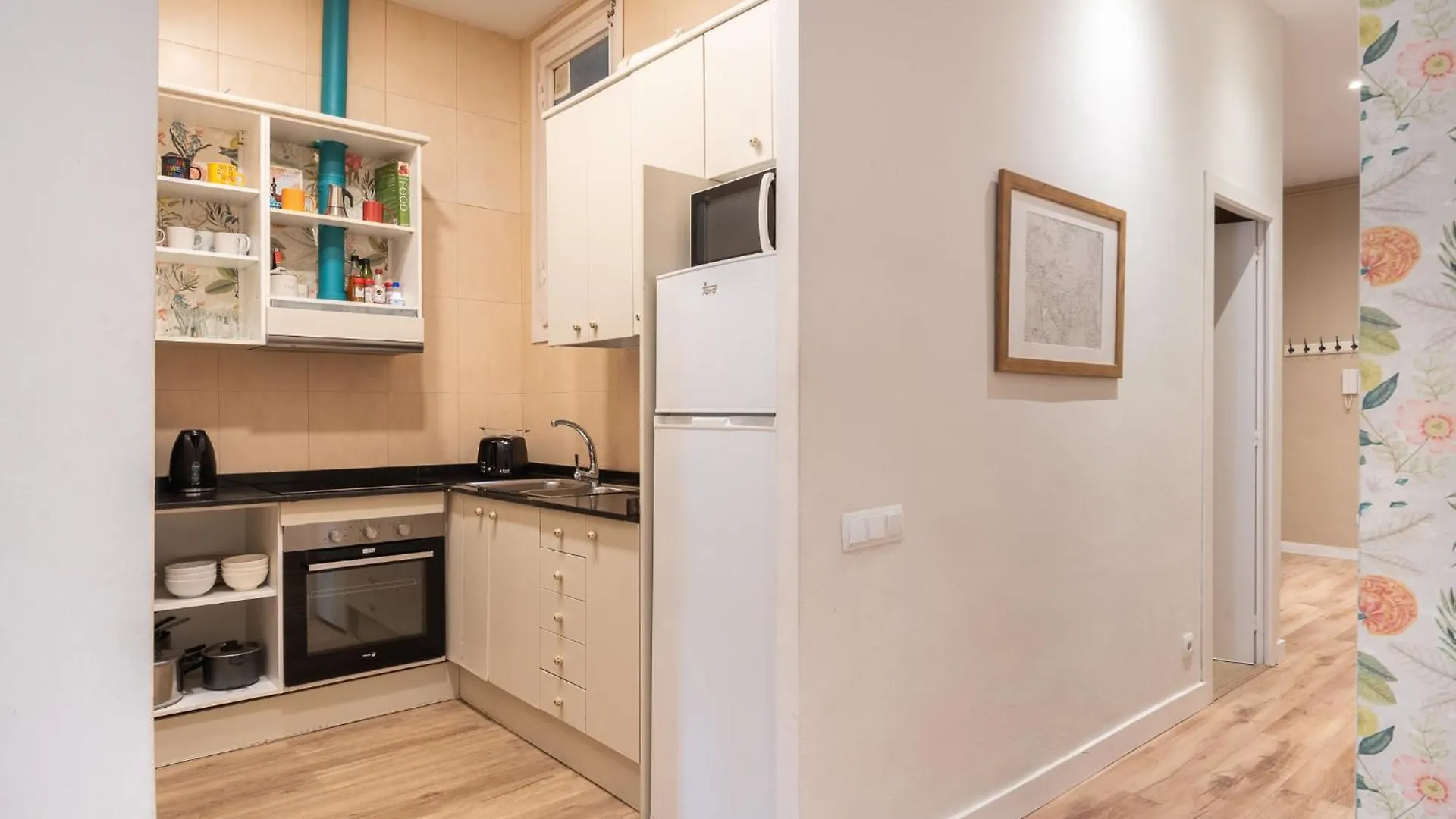 Sunny Central Apartment With A 100M2 City Oasis バルセロナ